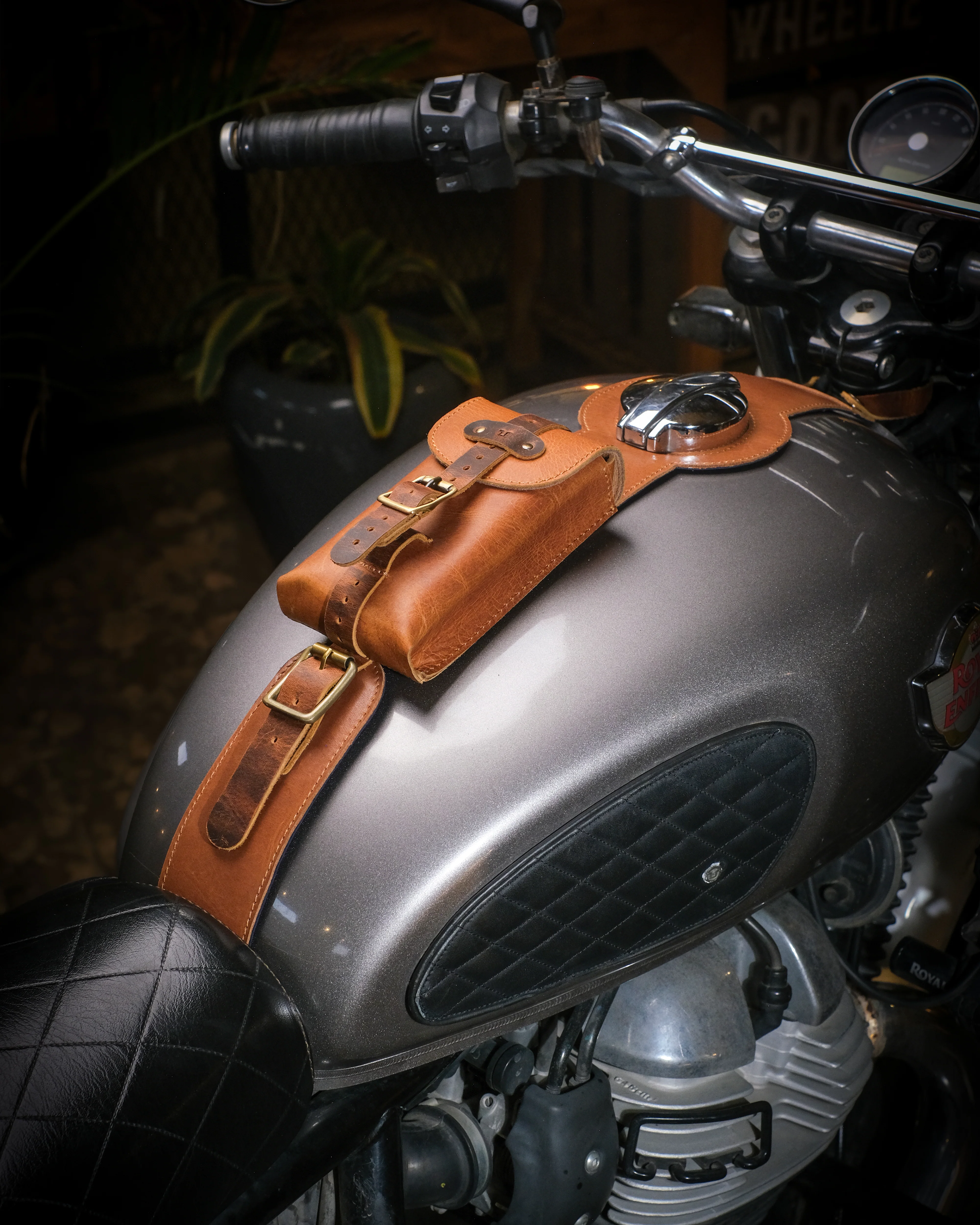interceptor/gt/bear 650: moto exclusive tank strap - Image 22