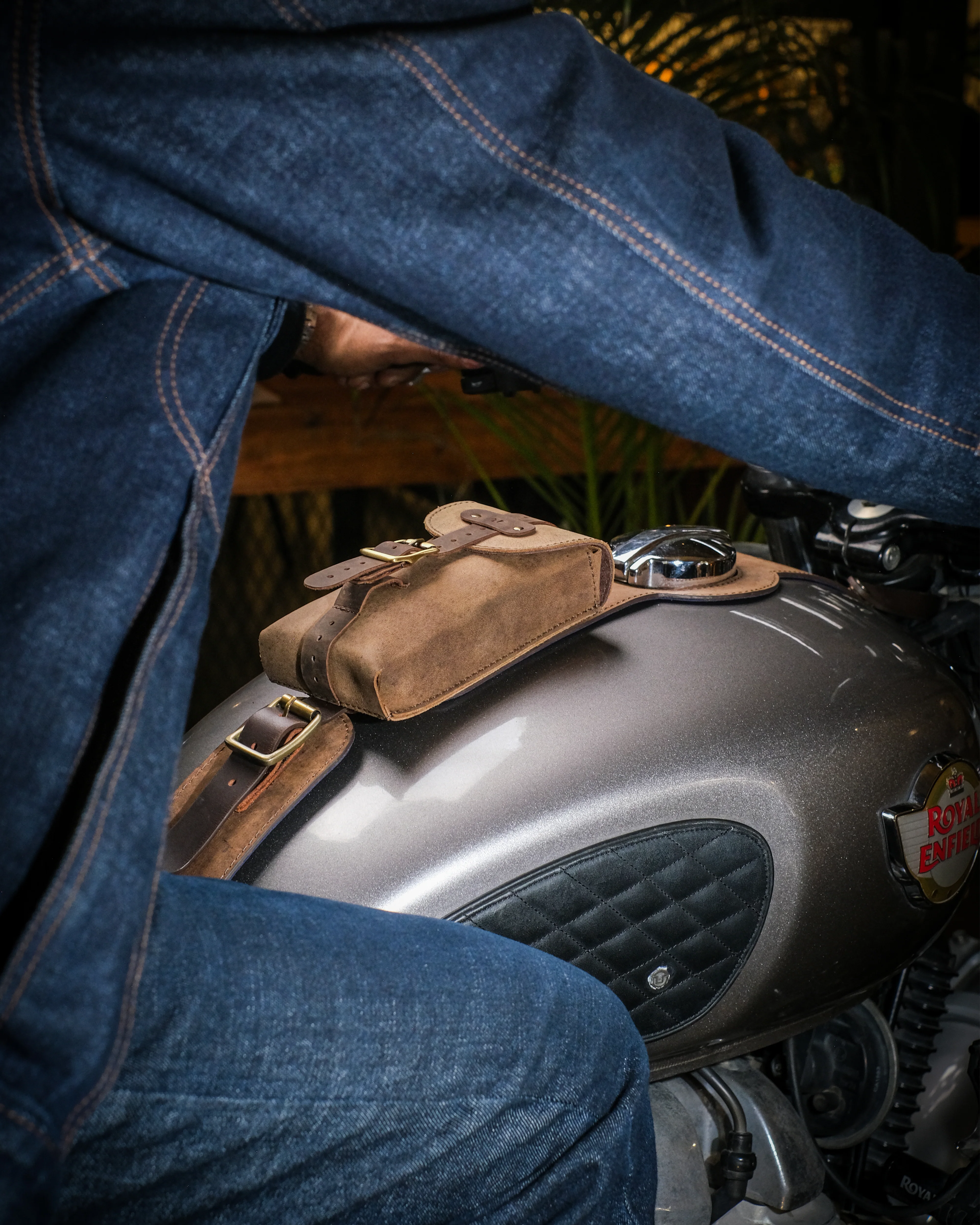 interceptor/gt/bear 650: moto exclusive tank strap - Image 3