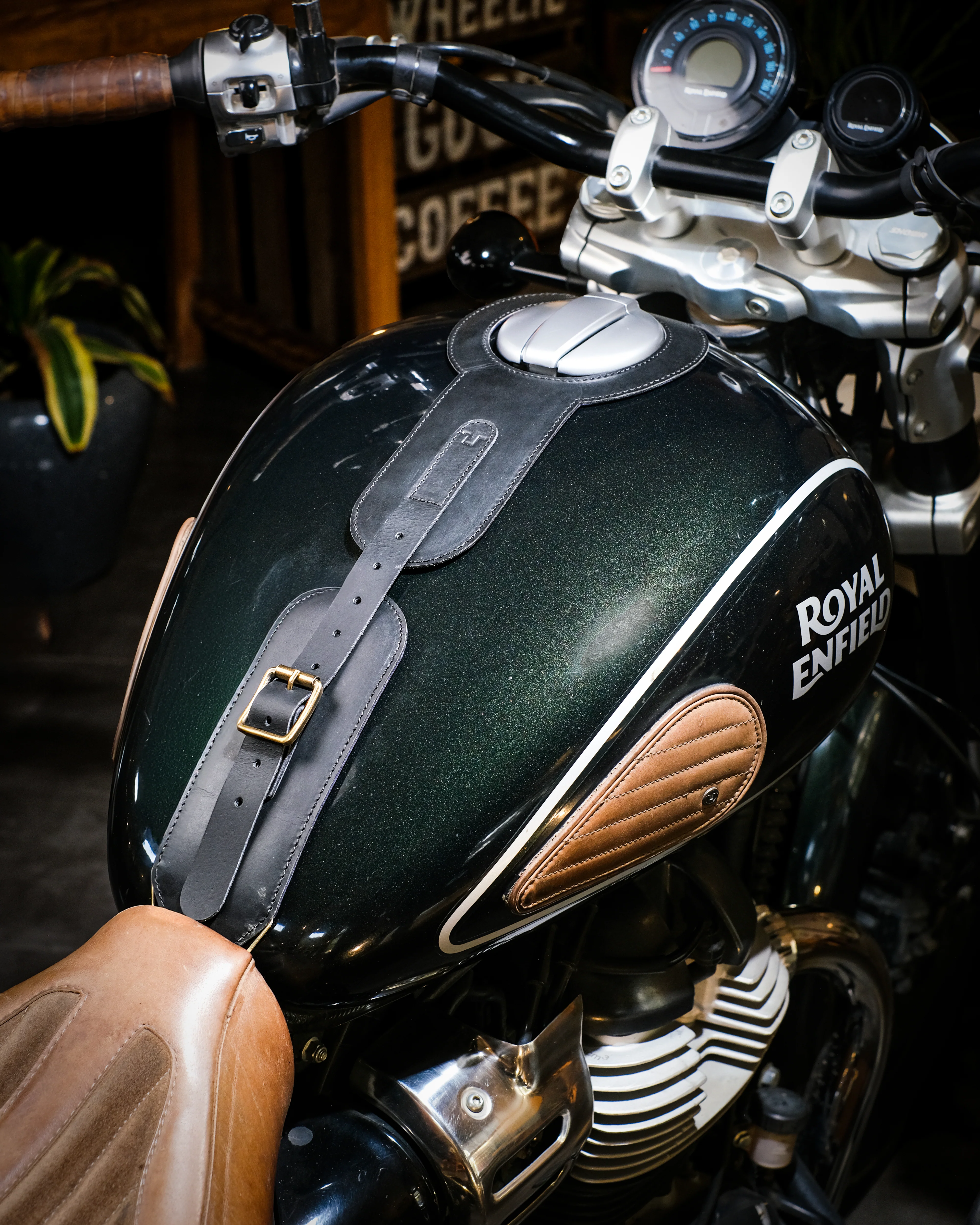 super meteor/shotgun/classic 650: moto exclusive tank strap - Image 13