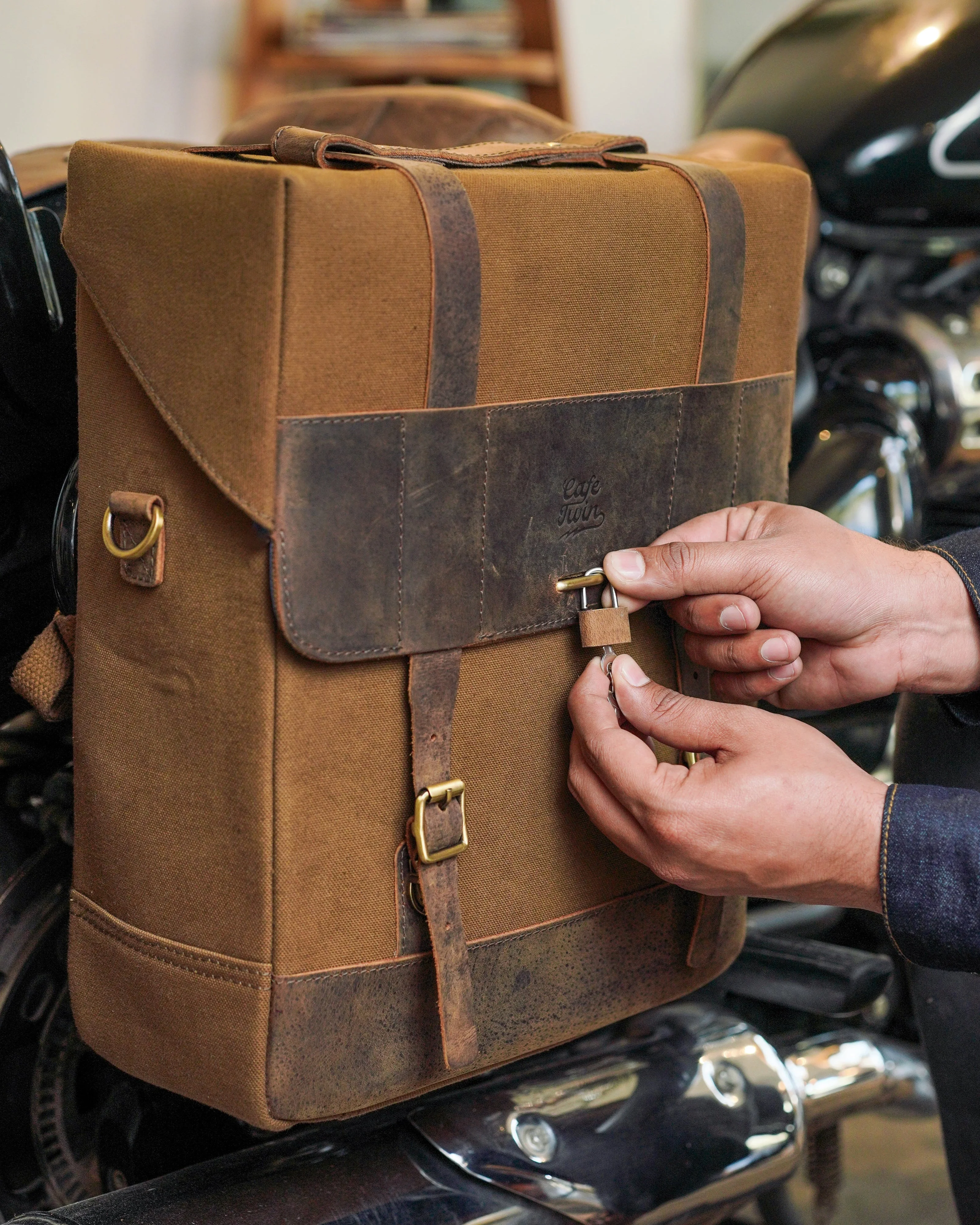 ventura saddlebag for super meteor 650 - Image 6